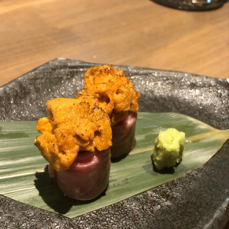 うにく(地下だけど入ったら雰囲気が良くて料理人がしっかり食事を作ってお酒もたくさんあって楽しいお店。ごんべえ)