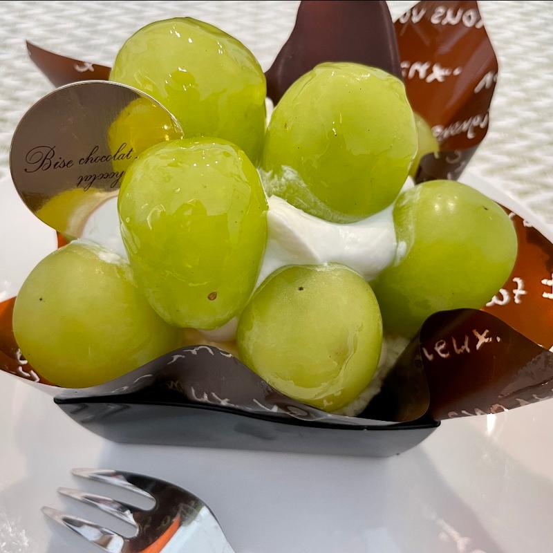 ふわふわシャインマスカット(パティスリー・ビィズ・ショコラ)