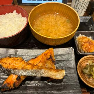 焼き鮭定食(炭火焼干物定食 しんぱち食堂 新宿東南口店)