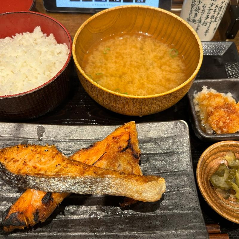 焼き鮭定食(炭火焼干物定食 しんぱち食堂 新宿東南口店)