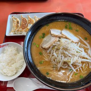 味噌チャーシュー麺3枚　餃子(くるまやラーメン 足立保木間店 )