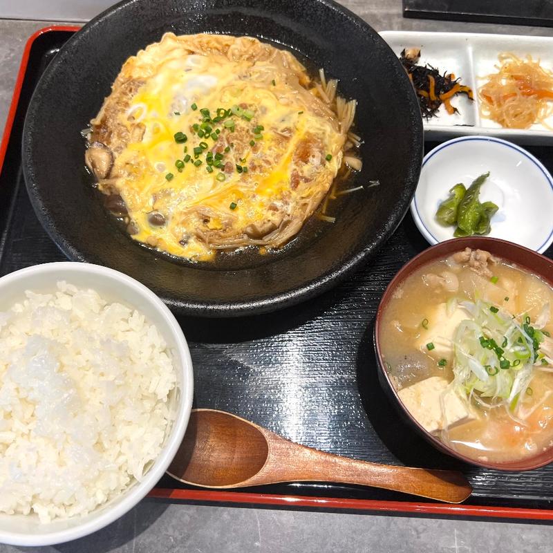 豚ロース玉子とじ定食(酒と飯　たまる食堂)