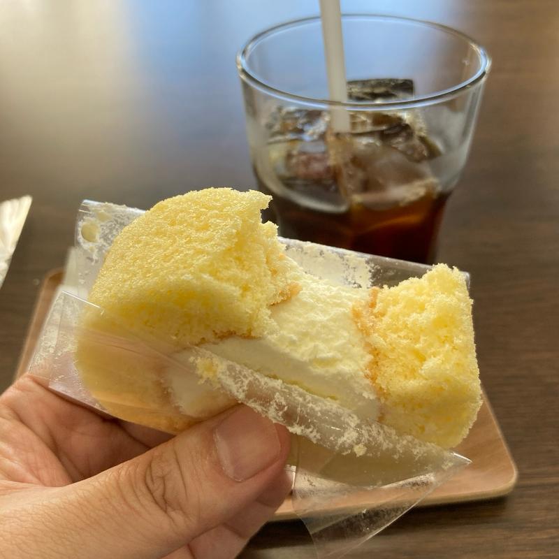 アイスコーヒーとロールケーキ(キタカイカフェ&バー)