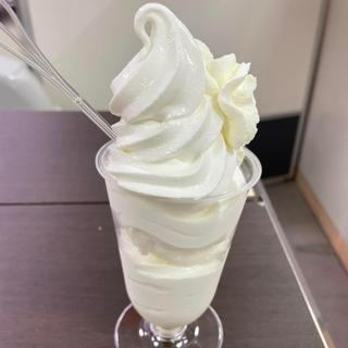 Wソフトクリームの白いパフェ(北海道物産 吉祥寺)