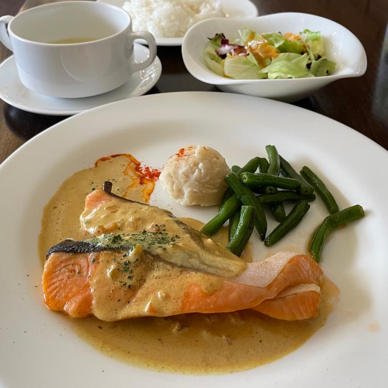 サーモンのオーブン焼き　カレークリームソース(レストラン フォッセ)