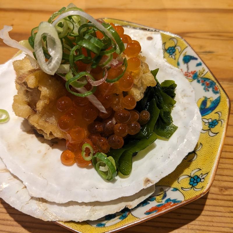 殻付き帆立天ぷら 自家製いくらがけ(おでんトさかな にのや)