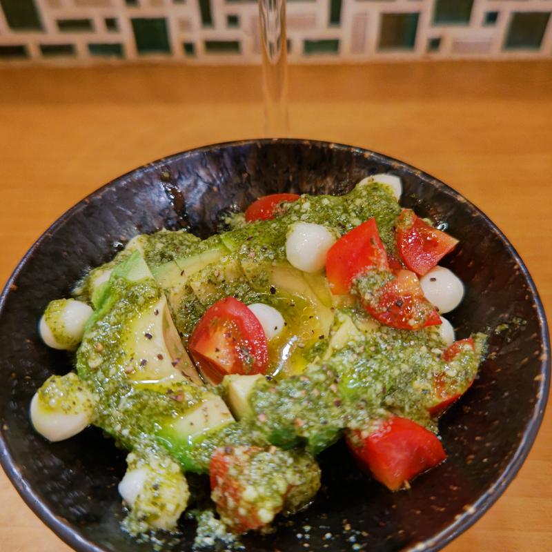 カブレーゼ風アボカドボード(串揚げとワイン はち2nd)