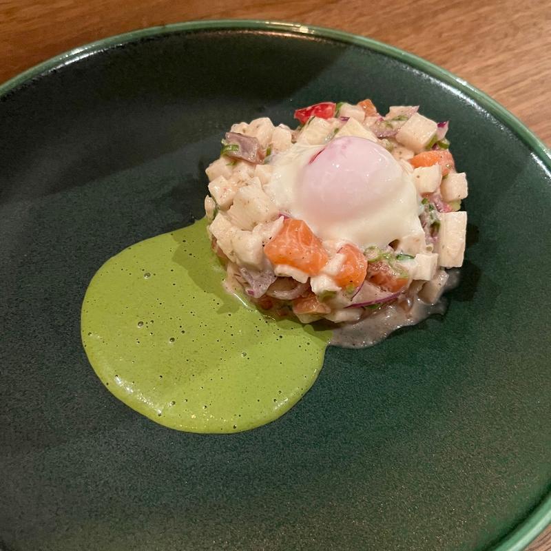 サーモンと温泉卵のサラダ(Ryuen)