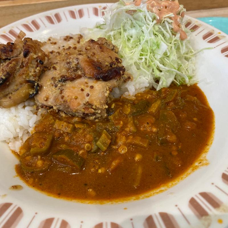 ハニーマスタードチキンとオクラカレー(Qasis)