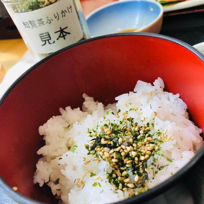知覧茶ふりかけ_田舎そばとかつの定食(道の駅 川辺やすらぎの郷)