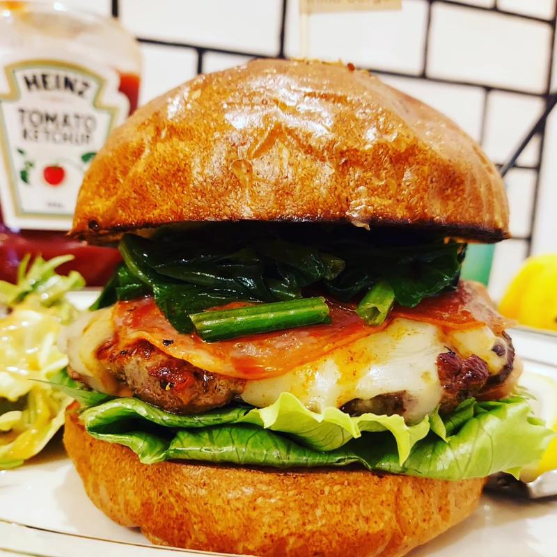 ペッパージャックチーズ&チョリソサラミのスパイスバーガー(milia burger)