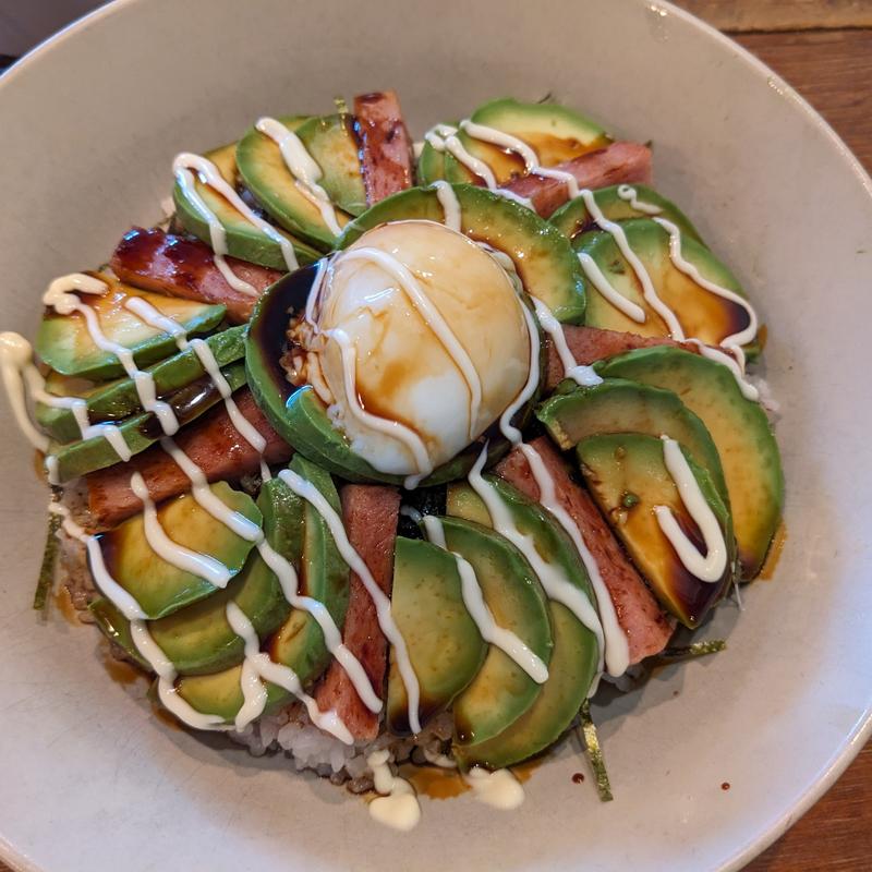 やみつきスパムアボカド丼(アボカフェ)