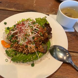 アボカドと肉味噌温玉丼(アボカフェ （avocafe）)