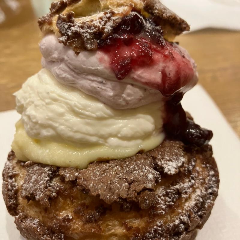 道産小麦のザクザクシュー（ベリーレアチーズ）(DONGURI(どんぐり)大通店)