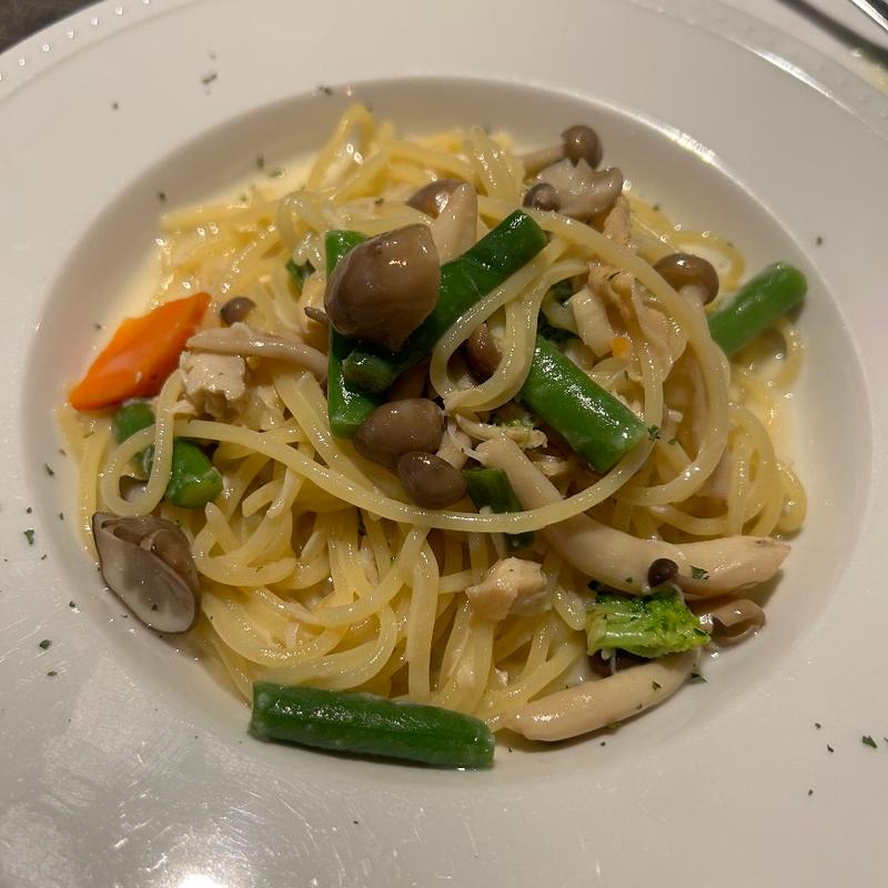 魚介とアスパラとしめじのクリームソース(オステリア ラウロ)