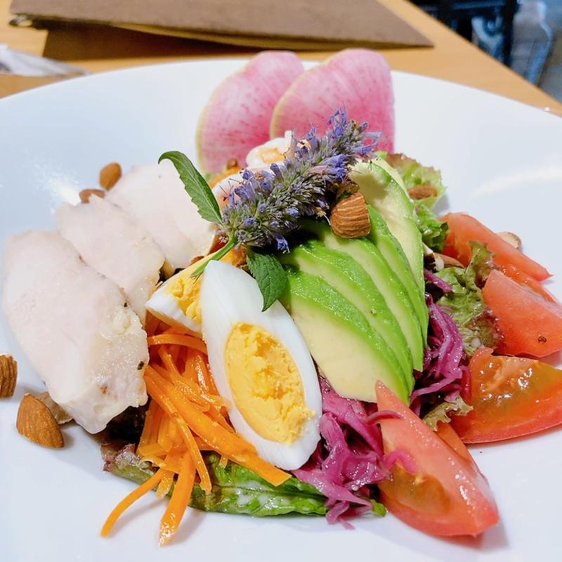 海老とロカボナッツのコブサラダ(ニューヨークニューヨーク大手町店)