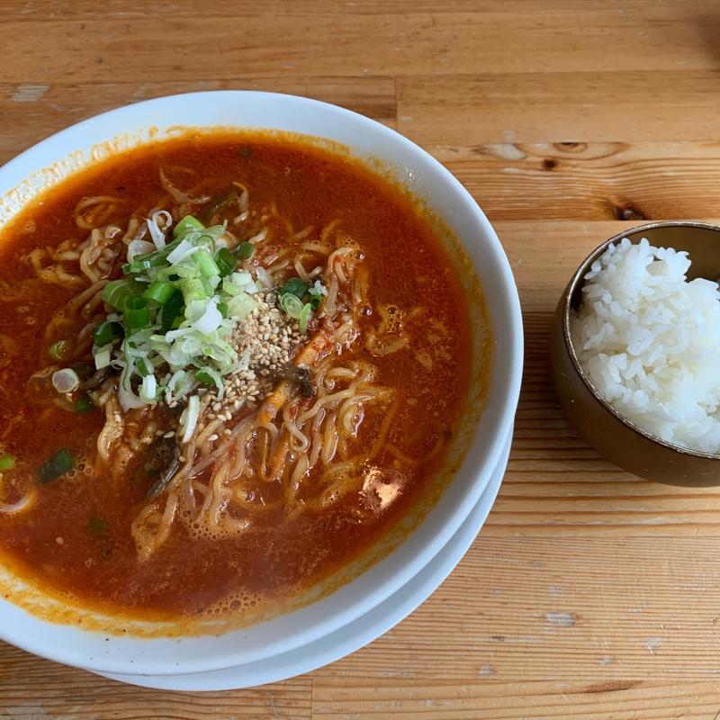 ユッケジャンラーメン(3辛)、ライス付(麺屋からなり 西帯広本店)