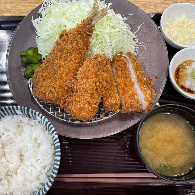 秋鮭フライとあじフライ定食(あじフライ 神楽坂 さくら LECT店)