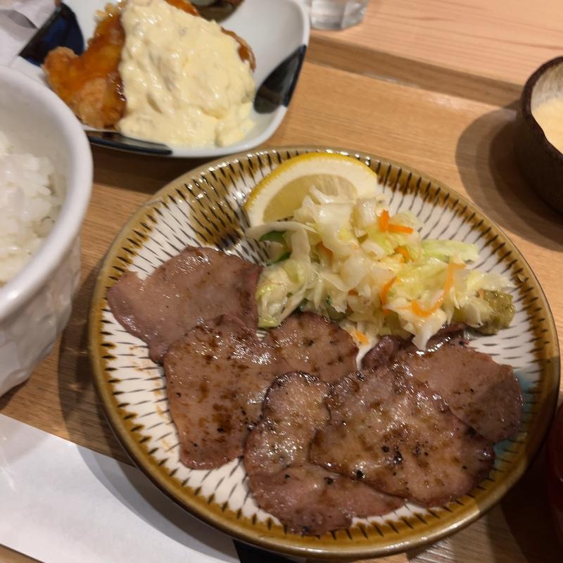 牛タンとチキン南蛮定食(有楽町うまやの楽屋)