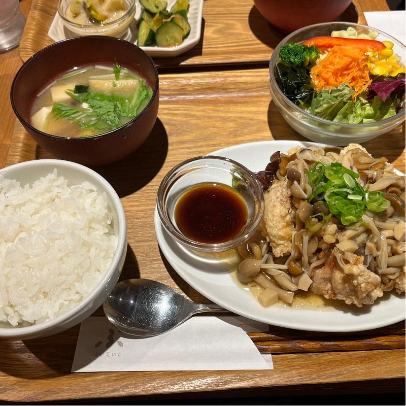 鳥の唐揚げ定食(カフェぶいえいと)