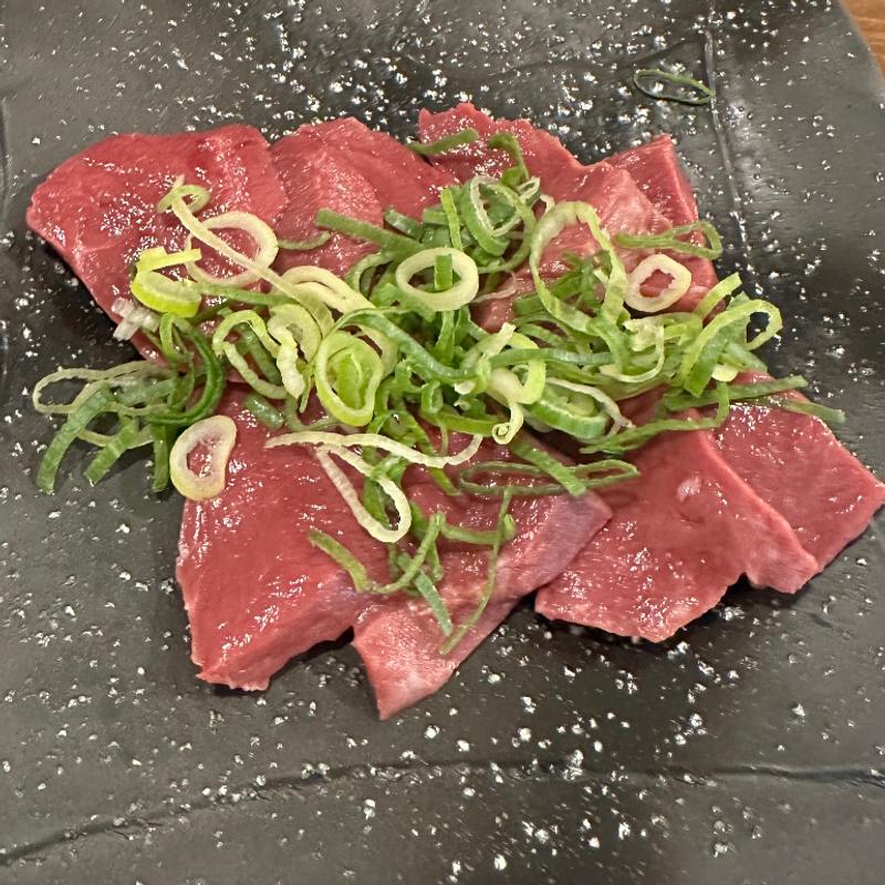  おすすめ 和牛のハツ刺し(牛すじホルモン 二刀流武蔵｜居酒屋)