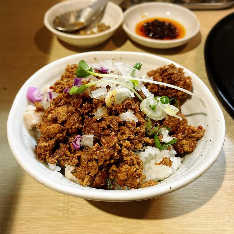 自家製担々ひき肉ピリ辛丼(つけ麺 たけもと)