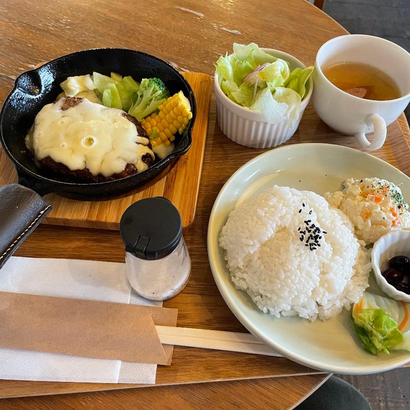 豚バーグチーズかけ(福吉カフェ 旭橋本店)