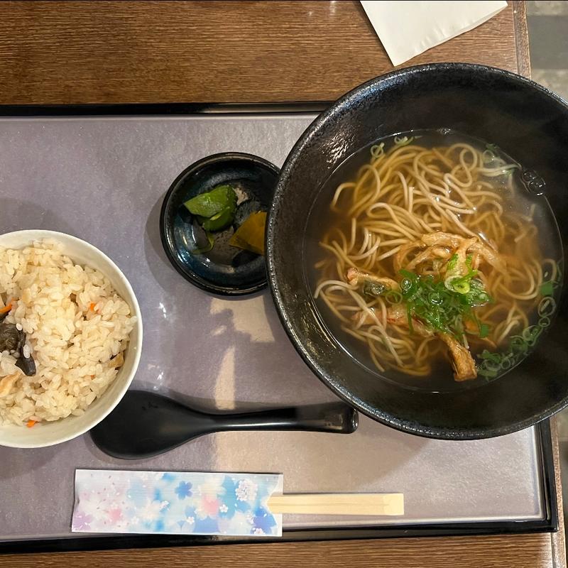 K土曜日(かやくご飯とうどん・そば)かやくご飯と木の葉天(あずみ野)