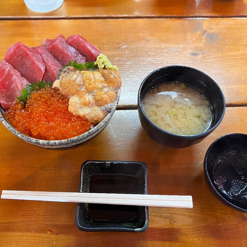 (北の海鮮どんぶり屋 わがまま丼 苫小牧食堂 （キタノカイセンドンブリヤワガママドントマコマイショクドウ）)