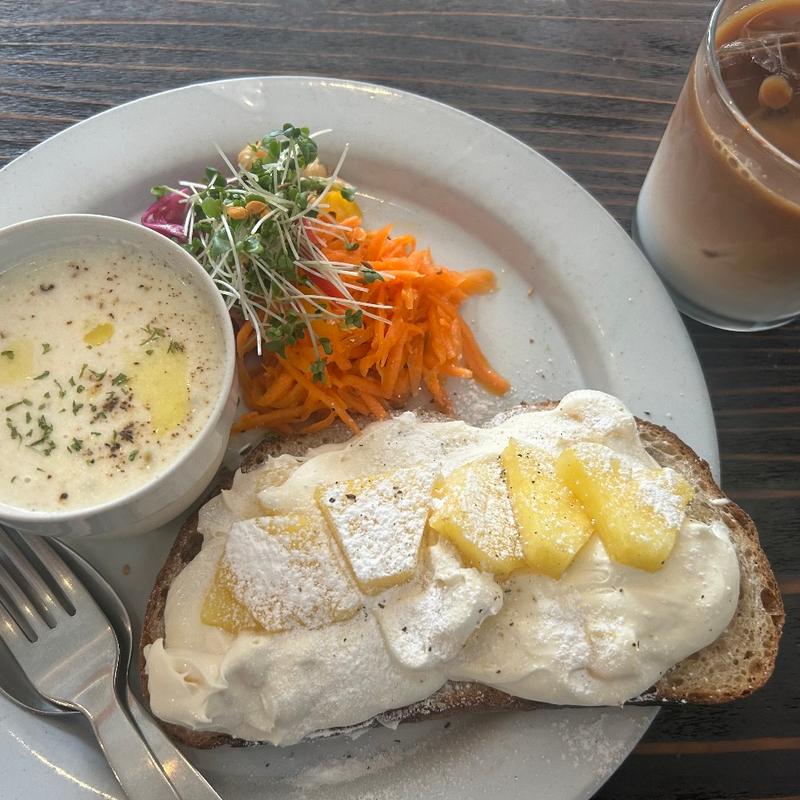 ライ麦パンのタルティーヌセット(パイナップルとレアチーズクリーム)(リトルクックー)