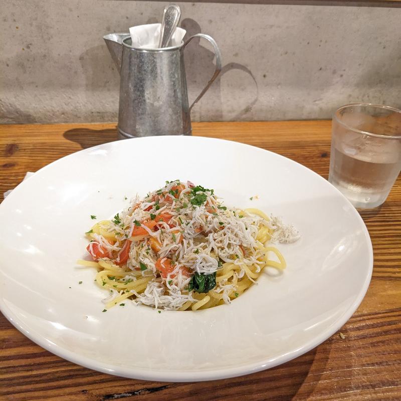 しらすとトマトのペペロンチーノ(Locanda Trattoria )