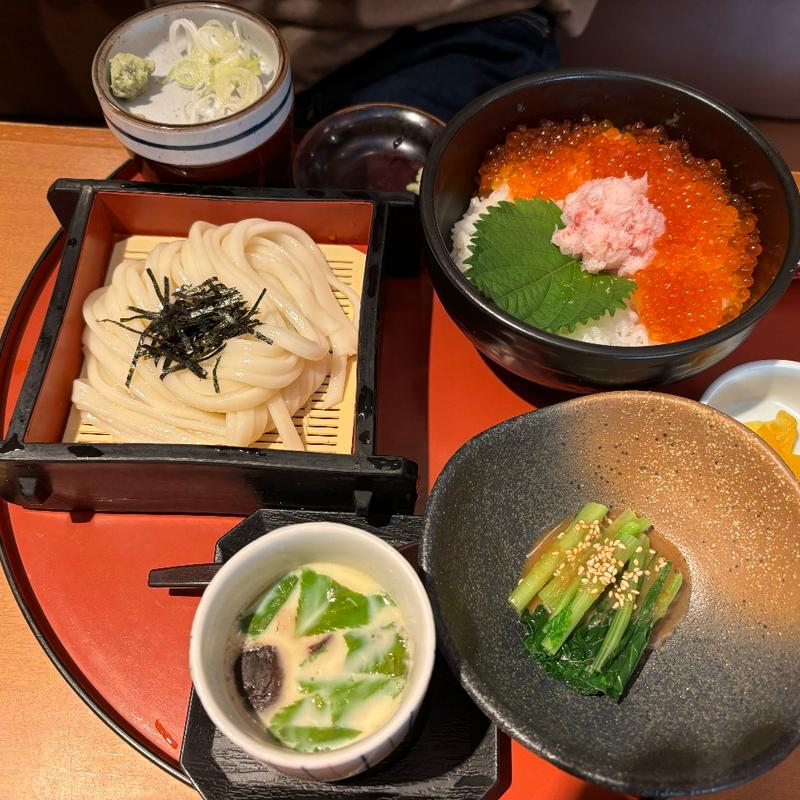 いくらと蟹の贅沢丼茶碗蒸し付き(味の民芸 世田谷砧店 )