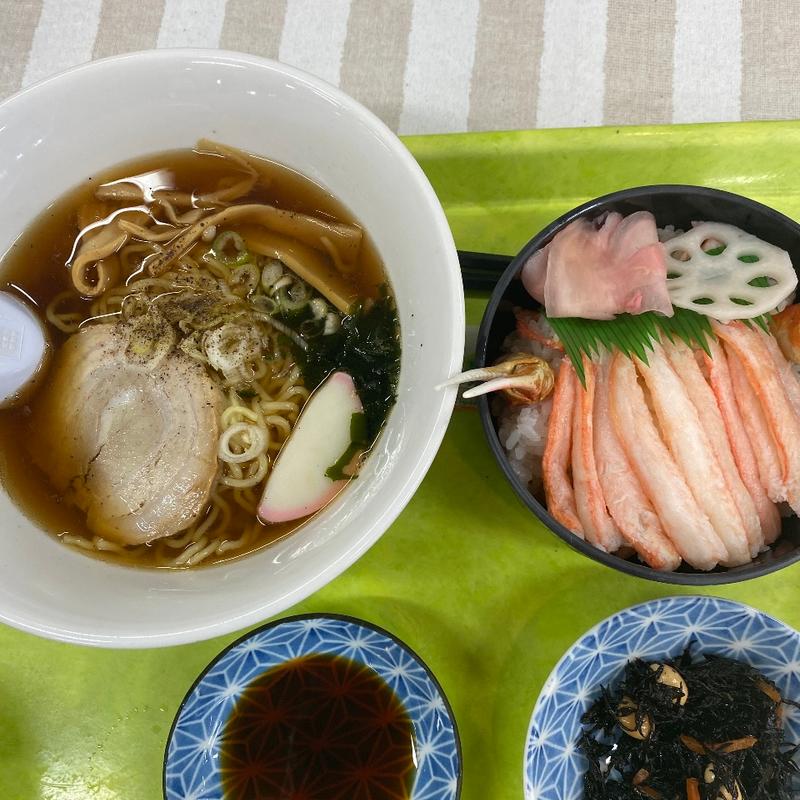 かにチラシ丼半ラーメンセット(うみてらす名立 物産館)