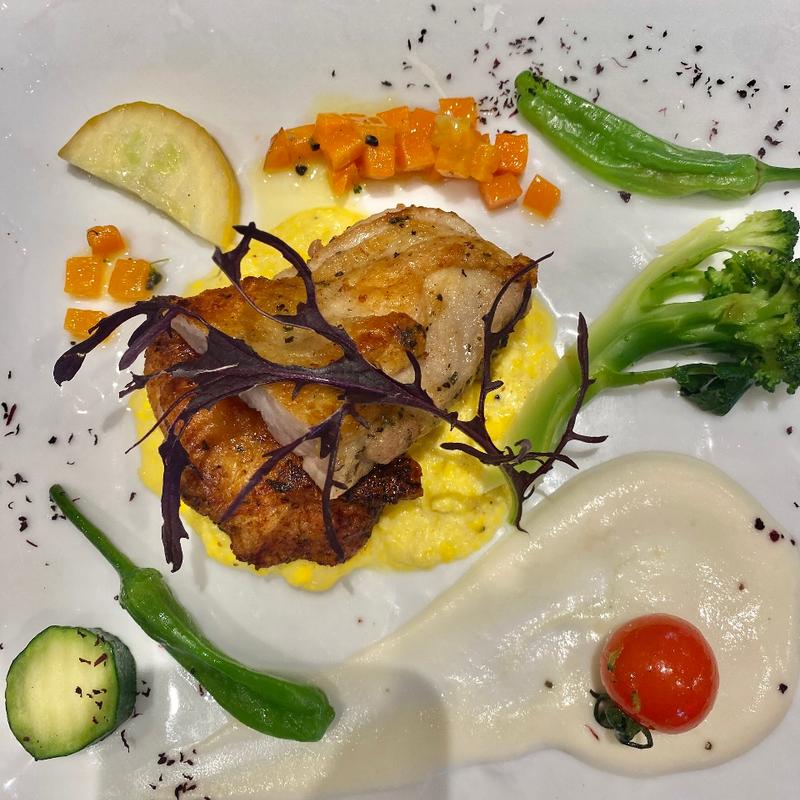 知床産鶏肉と季節の野菜(フェルム ラ・テール美瑛丨美瑛本店)