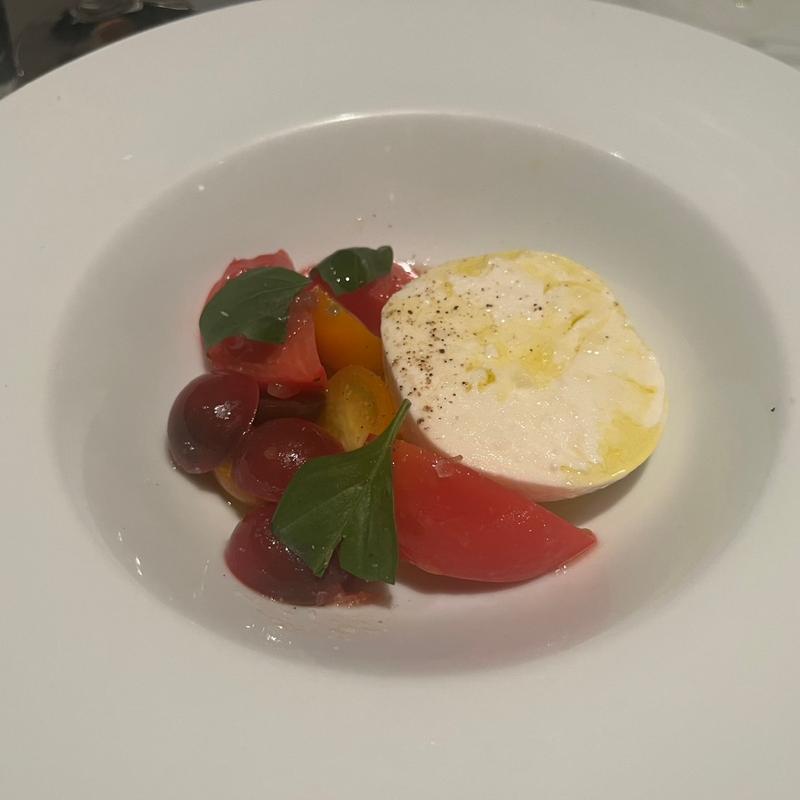 ブラータチーズと3種カラフルトマトのカプレーゼ(マーサーブランチ ギンザテラス)