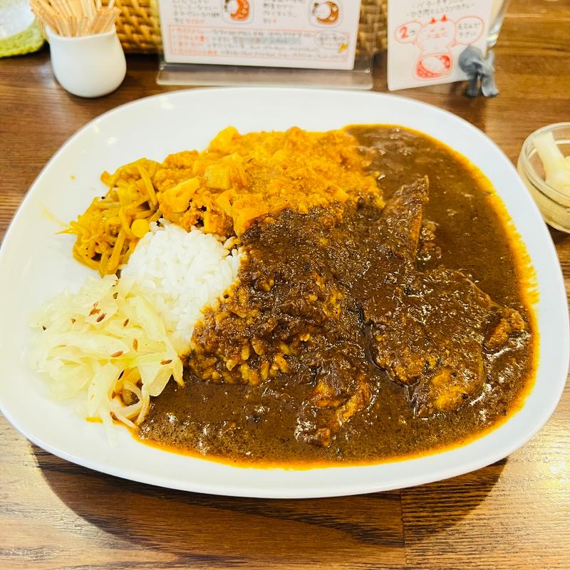 カレー合いがけ（チキンカレー・ひき肉とれんこんカレー）(モリ商店)