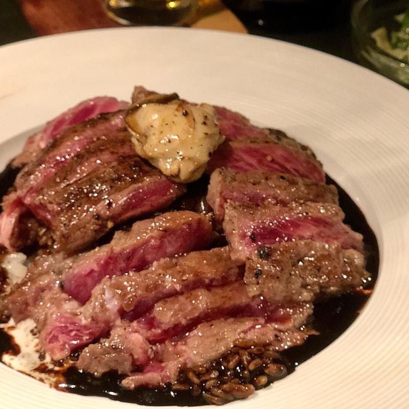 牡蛎と牛肉のステーキ乗せ黒いカレー(銀座 楸(ひさぎ))