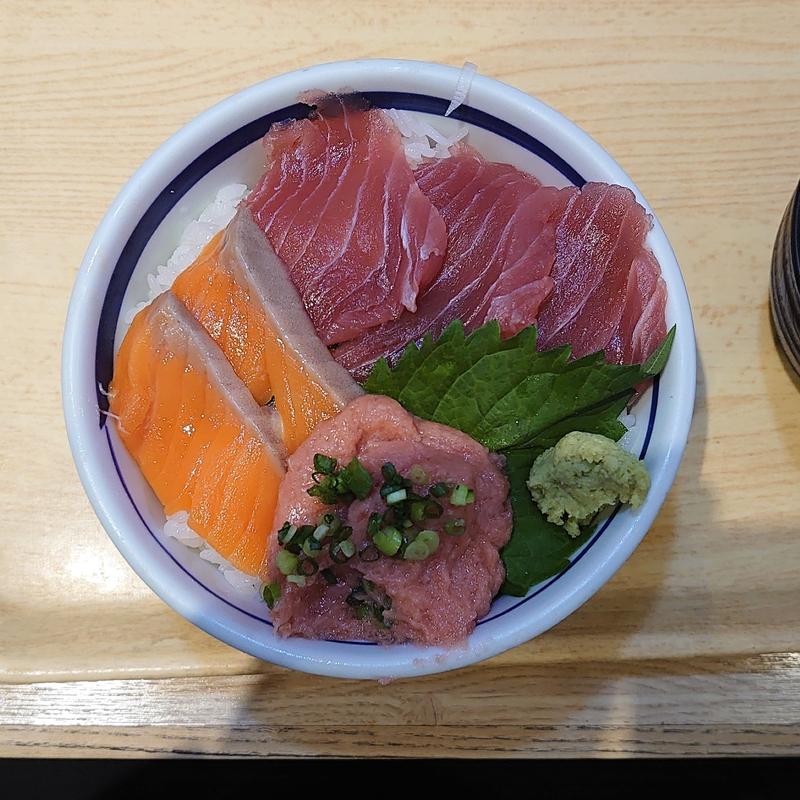 まぐろ・サーモン・ネギトロ三色丼(築地食堂源ちゃん 飯田橋店)