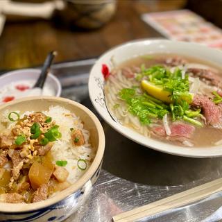 ベトナム汁麺とベトナムご飯ランチ（半生牛肉のフォー）(カムオーン)