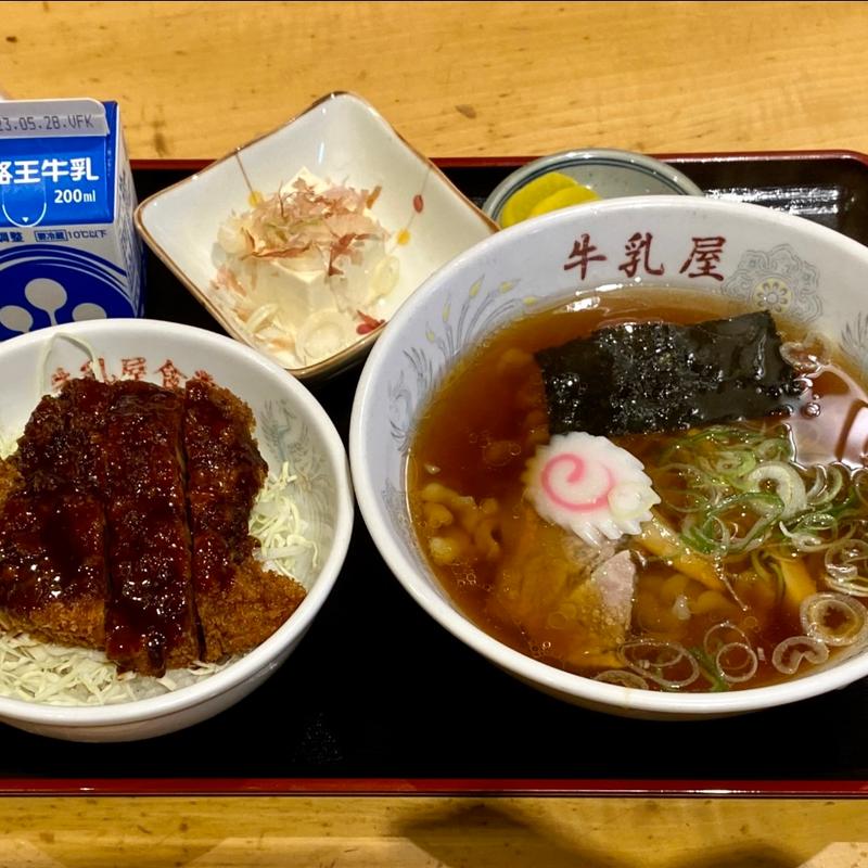 牛乳屋ミニセット　半カツ丼と半ラーメン、小鉢、牛乳(牛乳屋食堂 （ぎゅうにゅううやしょくどう）)