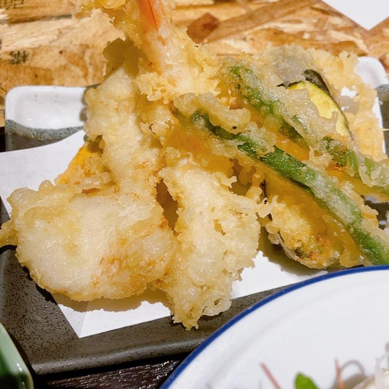 天ぷらの盛り合わせ（天ぷらとお刺身定食）(釜飯居酒屋ええんで)