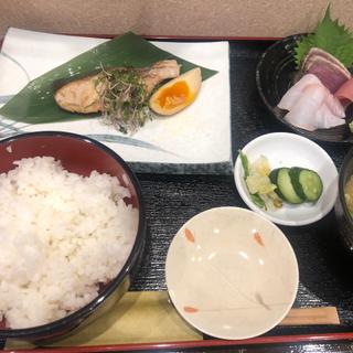 ランチ　焼き魚と刺身の定食(季節料理 ゆきの)