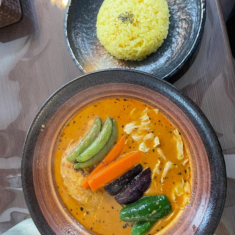 やわらか骨付きチキン&野菜カレー（スープカレー）(カレーのふらのや)