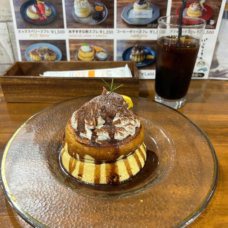 ティラミススフレ(パンケーキの向こうがわ)