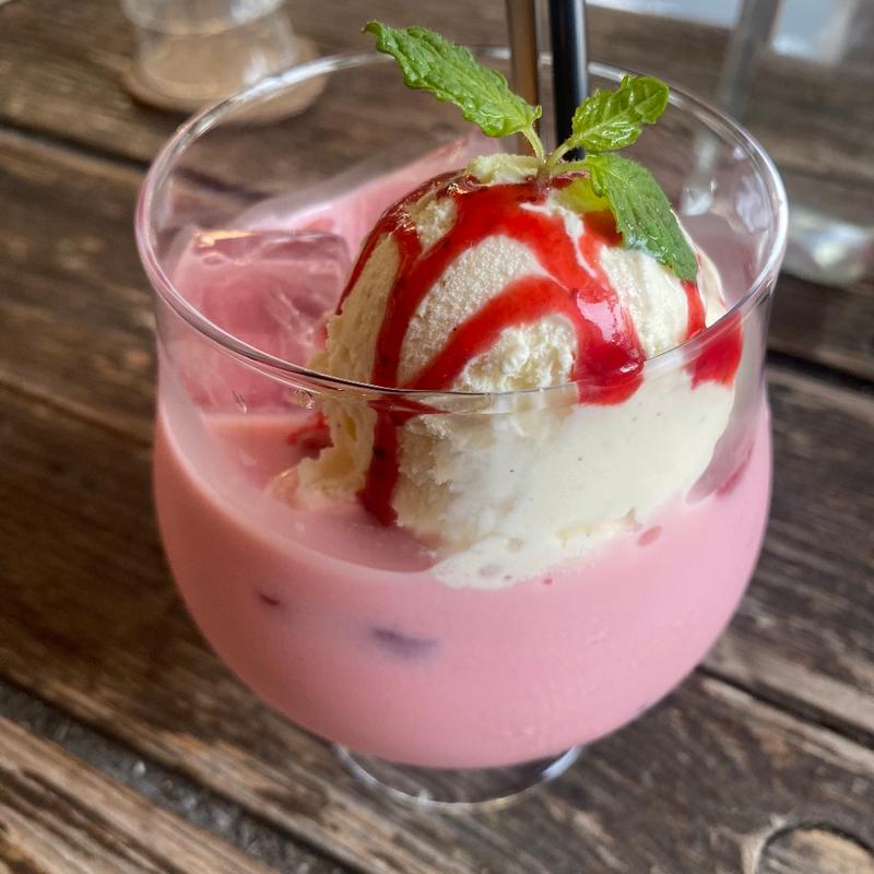 いちごミルクフロート(bio ojiyan cafe 原宿本店)