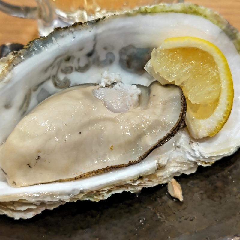 蒸し真牡蠣(魚と酒はなたれ 野毛五番街店)