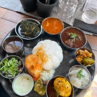 Curry3種＋本日のおかず(toi印食店)