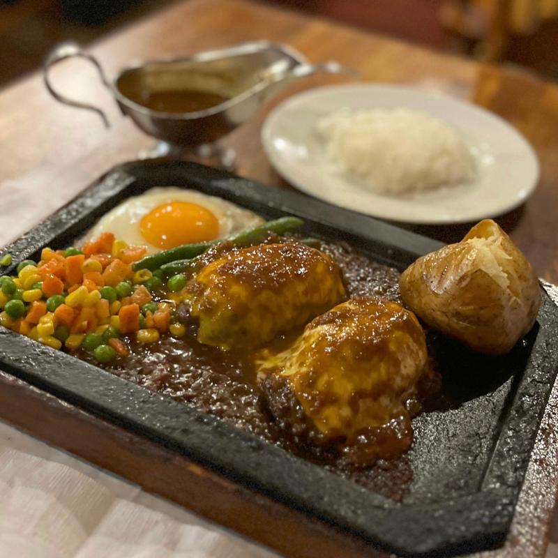 モッツァレラ&チェダー カレーソースハンバーグ（目玉焼きトッピング）(ゴールドラッシュ 本店 )