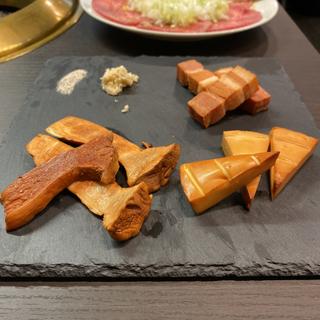 燻製3種盛(ベーコン、チーズ、エリンギ)(焼肉 燻処 Ryu)