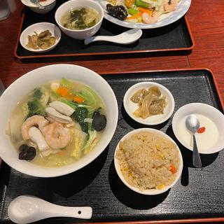 海鮮スープ麺半チャーハンセット(青蓮 日本大通り店)